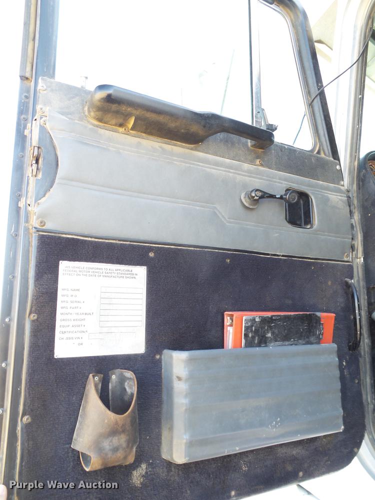 image for item BJ9800 2001 Peterbilt 378 semi truck