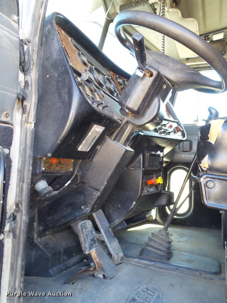 image for item BJ9800 2001 Peterbilt 378 semi truck