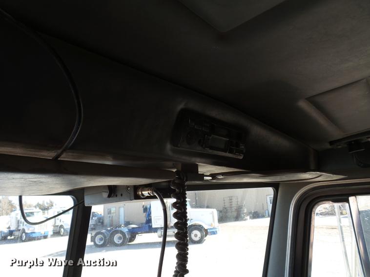 image for item BJ9800 2001 Peterbilt 378 semi truck