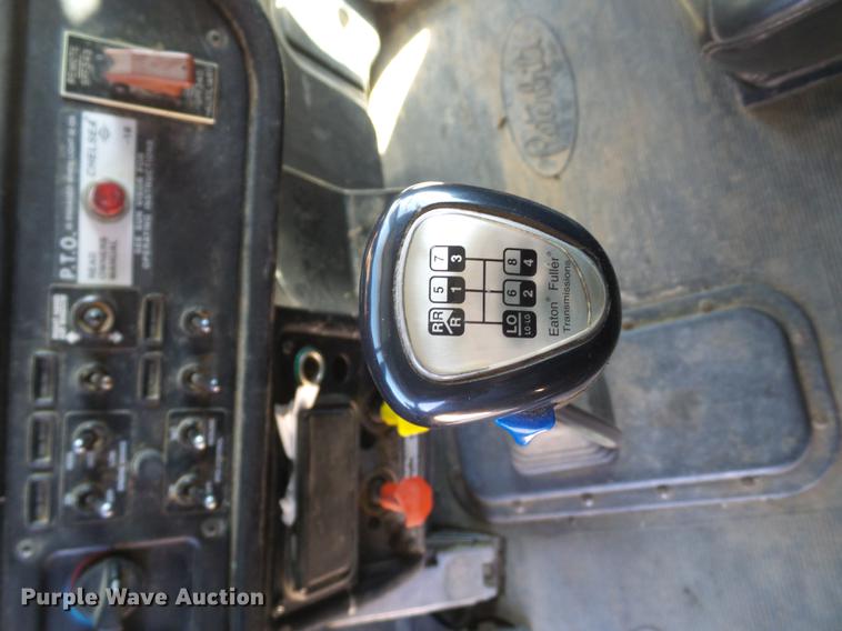 image for item BJ9800 2001 Peterbilt 378 semi truck