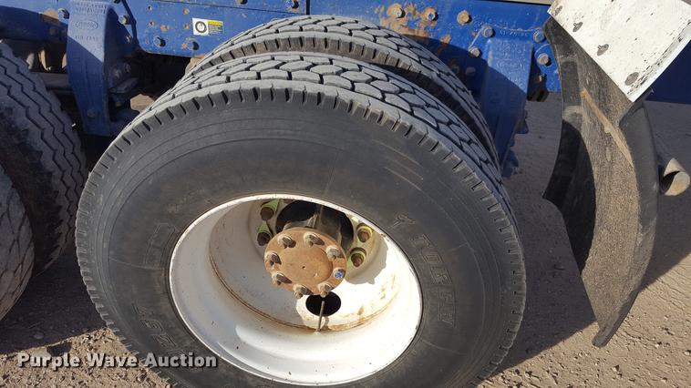 image for item BJ9801 2001 Peterbilt 378 semi truck