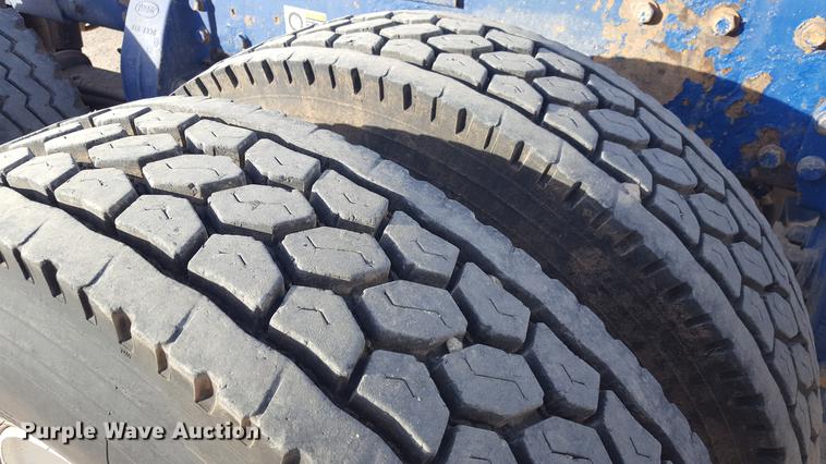 image for item BJ9801 2001 Peterbilt 378 semi truck