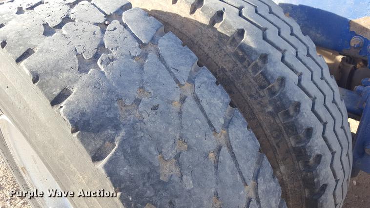 image for item BJ9801 2001 Peterbilt 378 semi truck