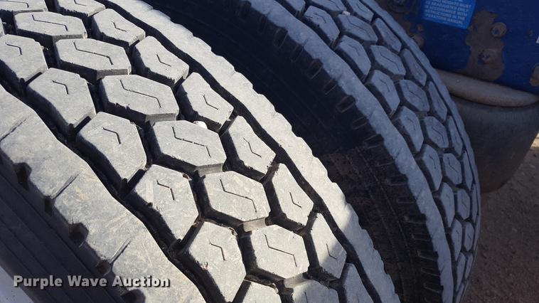 image for item BJ9801 2001 Peterbilt 378 semi truck