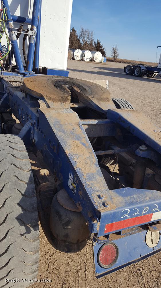 image for item BJ9801 2001 Peterbilt 378 semi truck