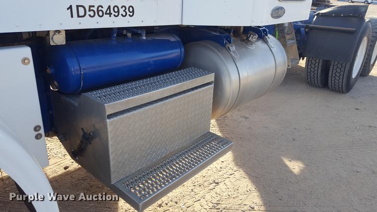 image for item BJ9801 2001 Peterbilt 378 semi truck