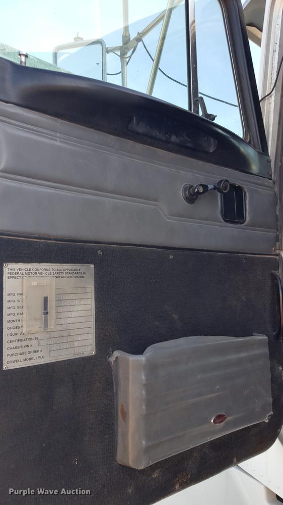 image for item BJ9801 2001 Peterbilt 378 semi truck
