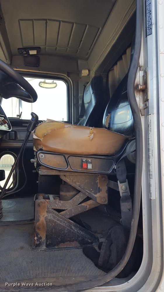 image for item BJ9801 2001 Peterbilt 378 semi truck