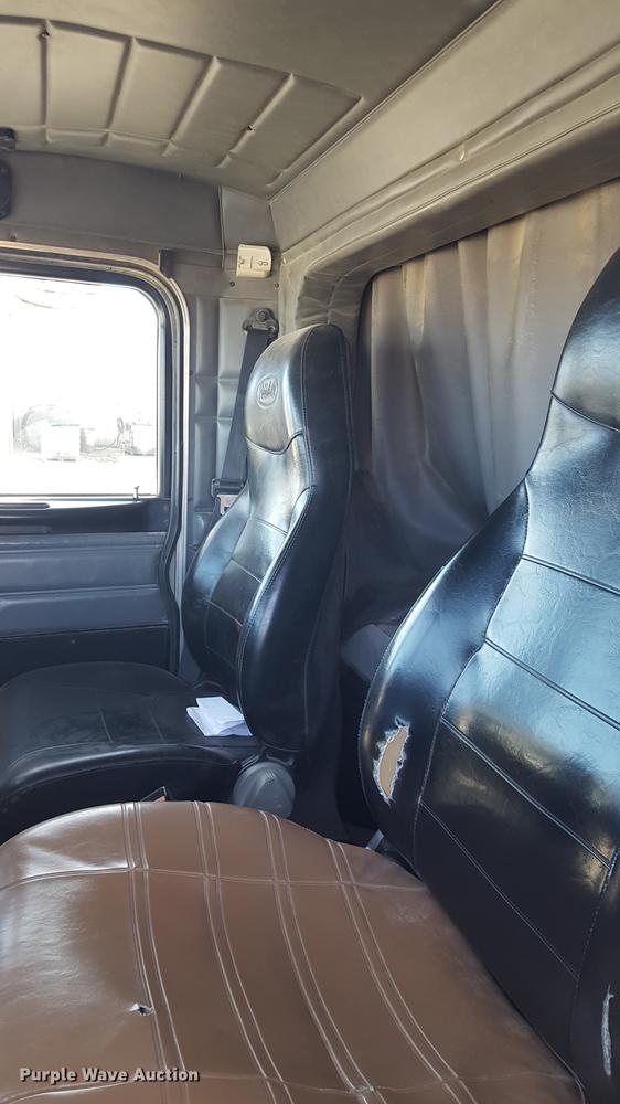 image for item BJ9801 2001 Peterbilt 378 semi truck