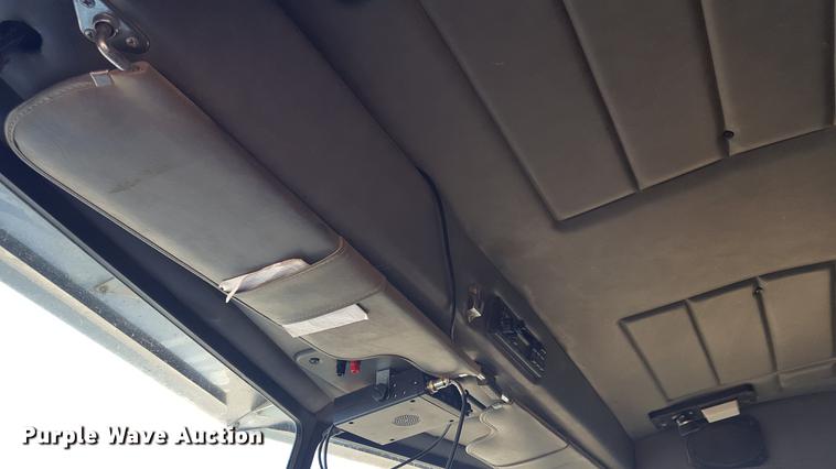 image for item BJ9801 2001 Peterbilt 378 semi truck