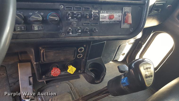 image for item BJ9801 2001 Peterbilt 378 semi truck