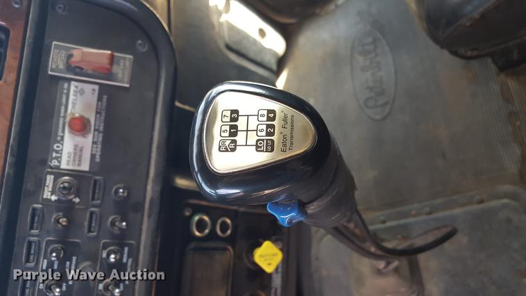 image for item BJ9801 2001 Peterbilt 378 semi truck