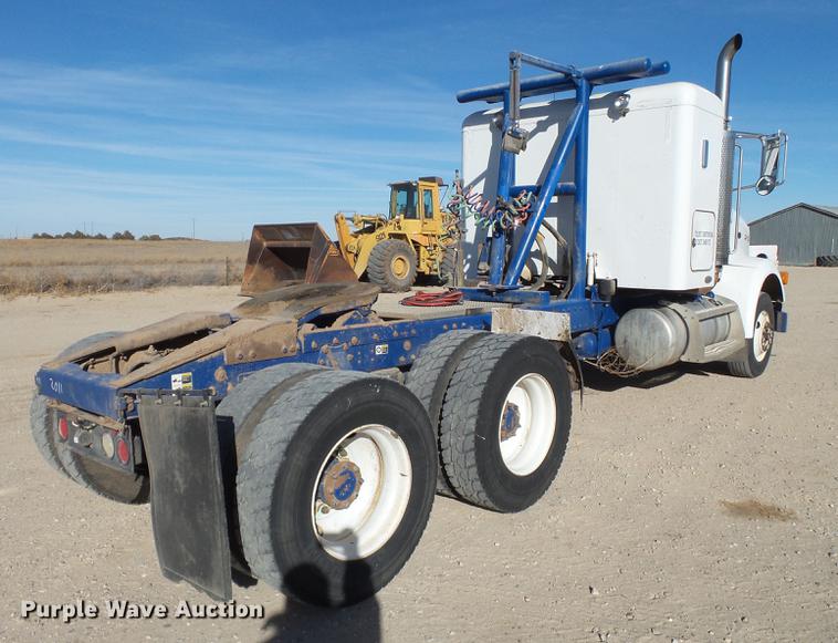 image for item BJ9802 2007 Peterbilt 378 semi truck