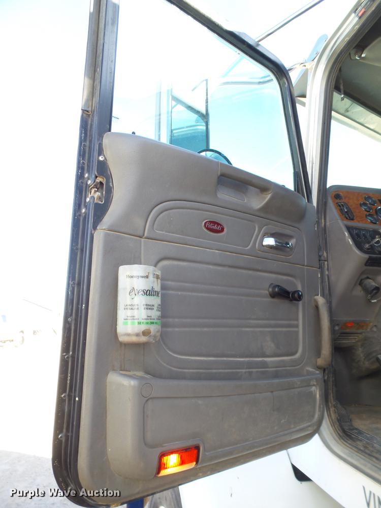 image for item BJ9802 2007 Peterbilt 378 semi truck