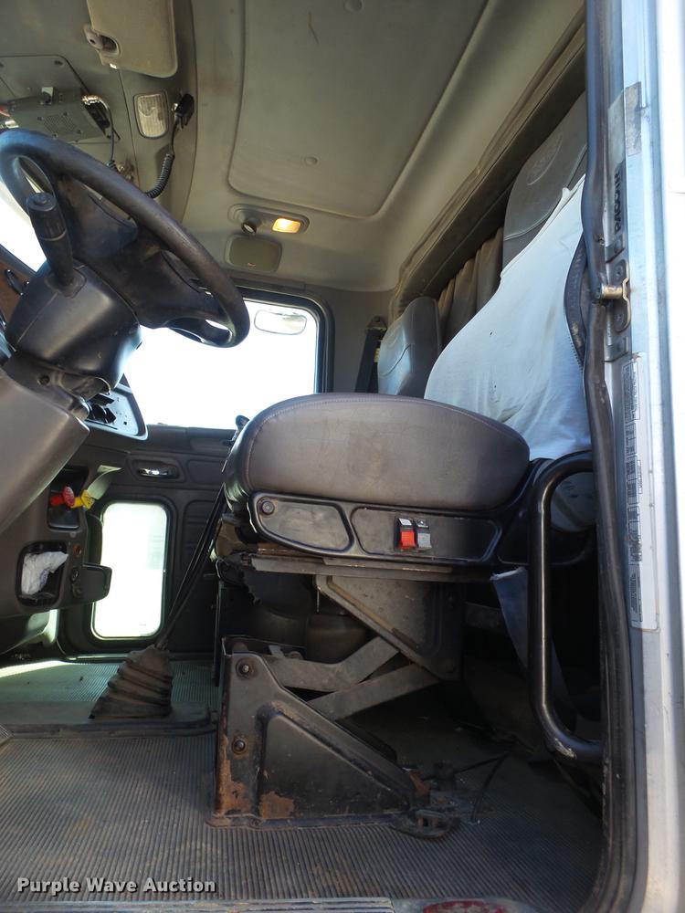 image for item BJ9802 2007 Peterbilt 378 semi truck