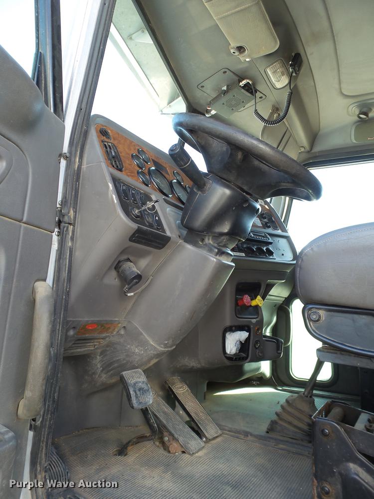 image for item BJ9802 2007 Peterbilt 378 semi truck