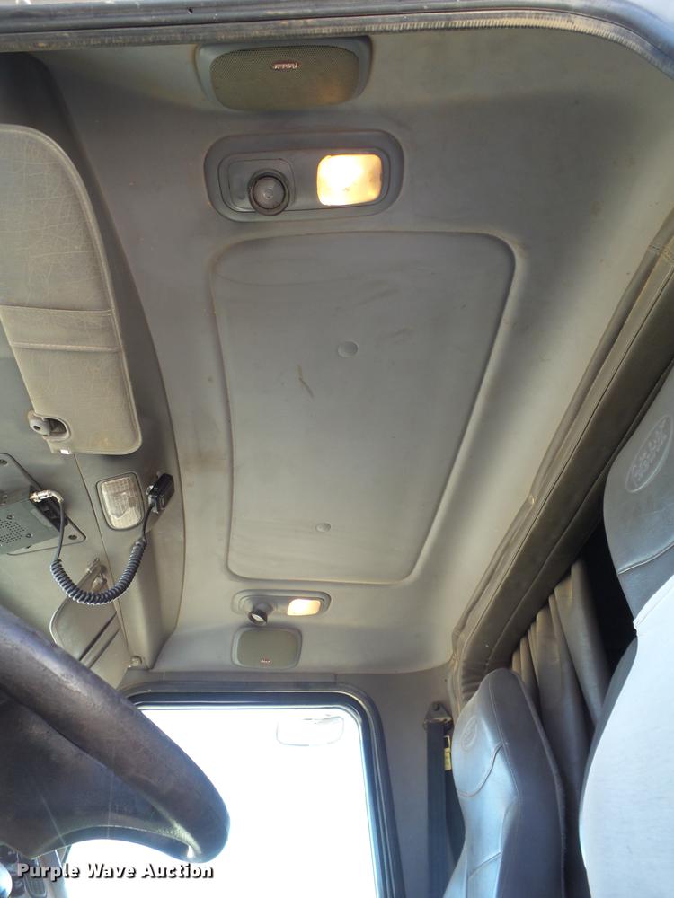 image for item BJ9802 2007 Peterbilt 378 semi truck