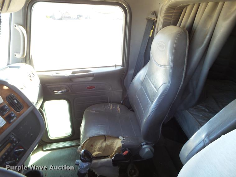 image for item BJ9802 2007 Peterbilt 378 semi truck