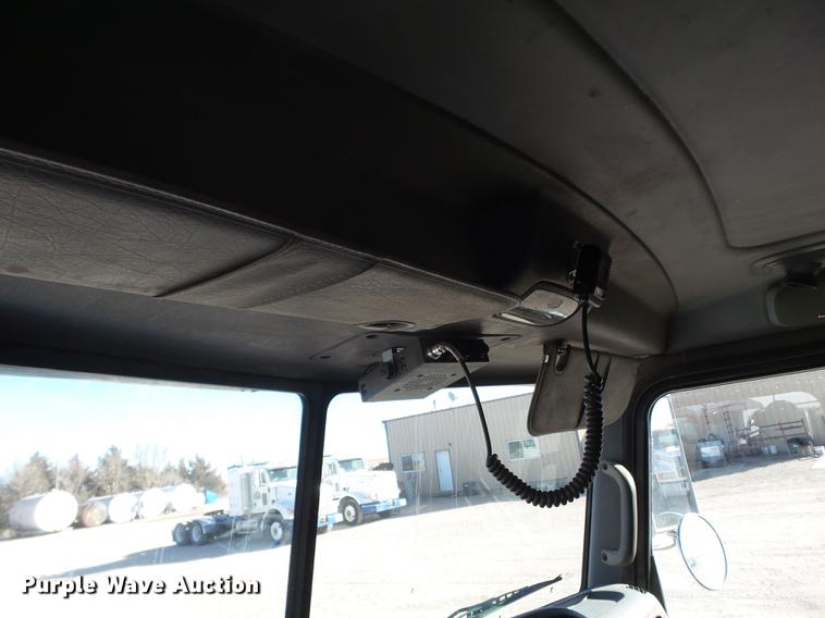 image for item BJ9802 2007 Peterbilt 378 semi truck