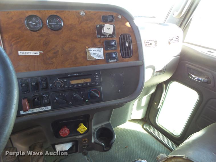 image for item BJ9802 2007 Peterbilt 378 semi truck