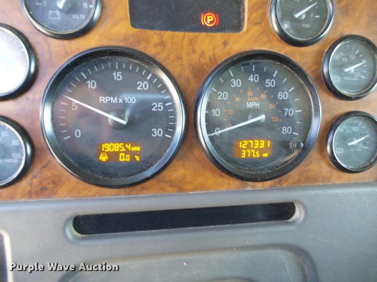 image for item BJ9802 2007 Peterbilt 378 semi truck