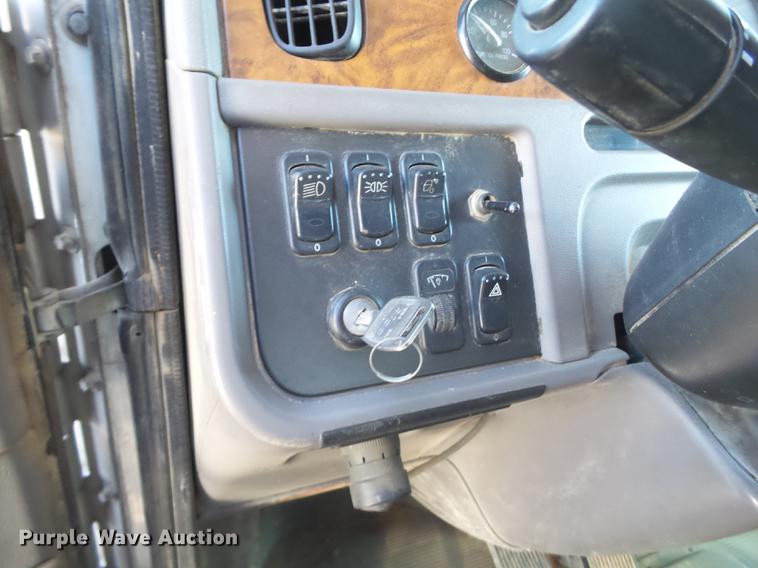 image for item BJ9802 2007 Peterbilt 378 semi truck