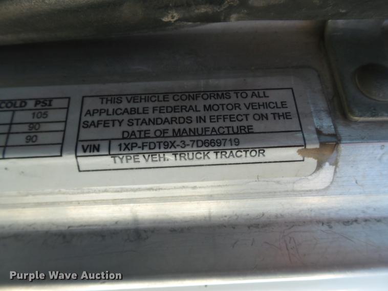 image for item BJ9802 2007 Peterbilt 378 semi truck