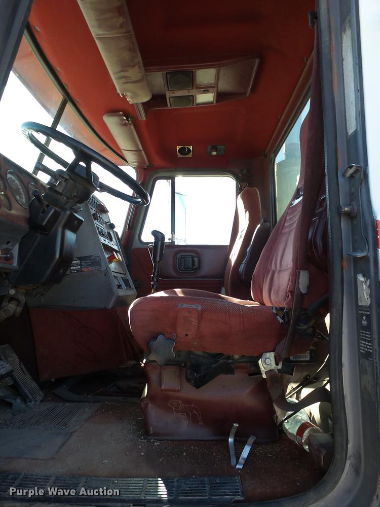 image for item BJ9804 1996 Mack CH613 service truck