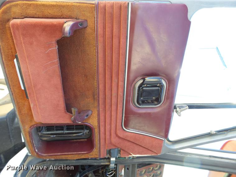 image for item BJ9804 1996 Mack CH613 service truck