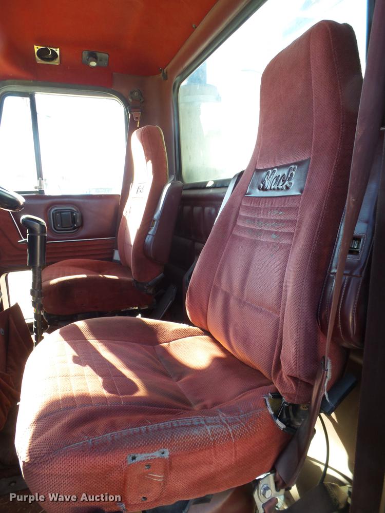 image for item BJ9804 1996 Mack CH613 service truck