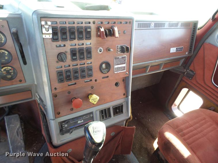 image for item BJ9804 1996 Mack CH613 service truck