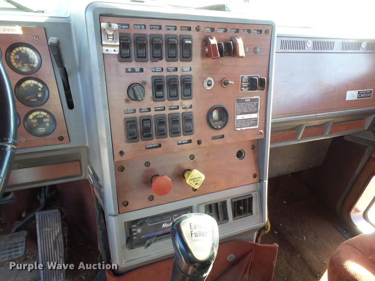 image for item BJ9804 1996 Mack CH613 service truck