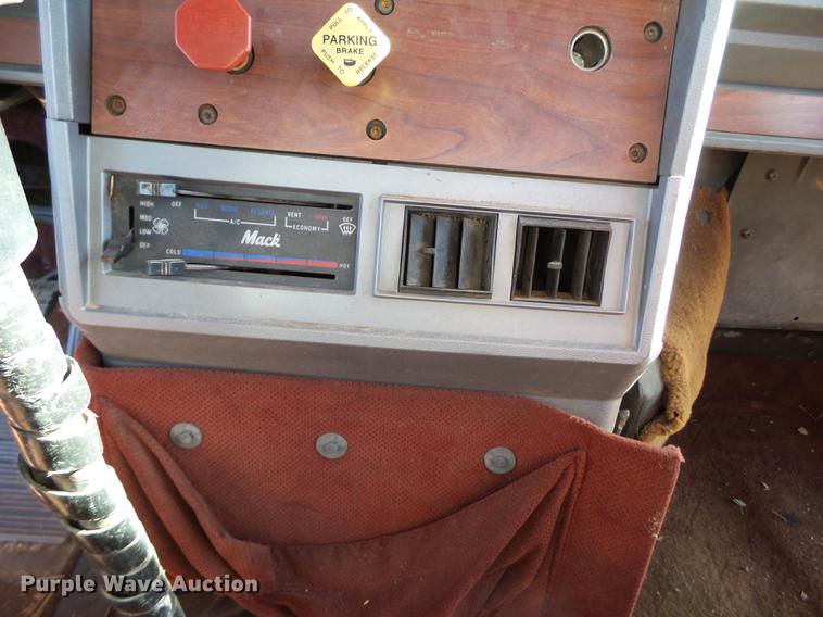 image for item BJ9804 1996 Mack CH613 service truck