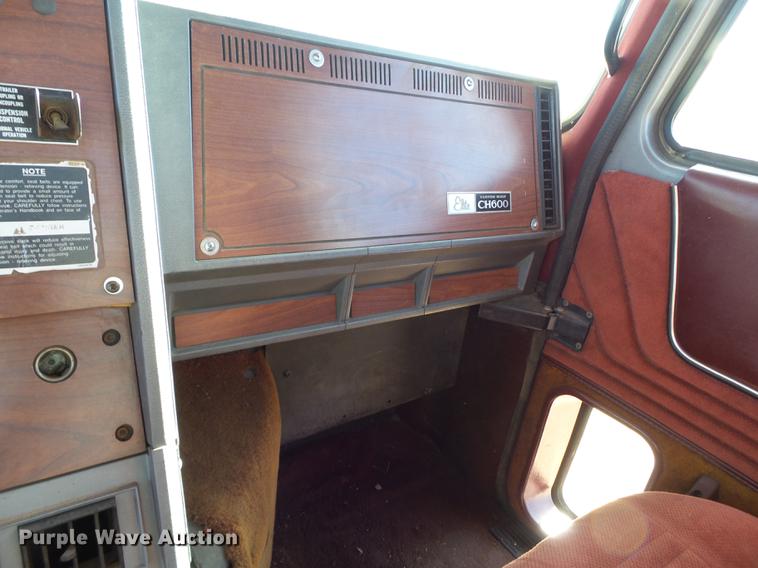 image for item BJ9804 1996 Mack CH613 service truck