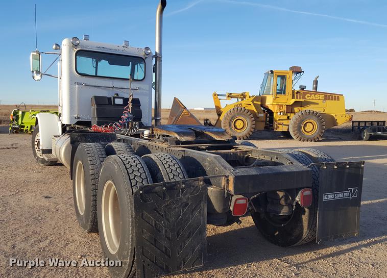 image for item BJ9805 2000 Peterbilt 378 semi truck