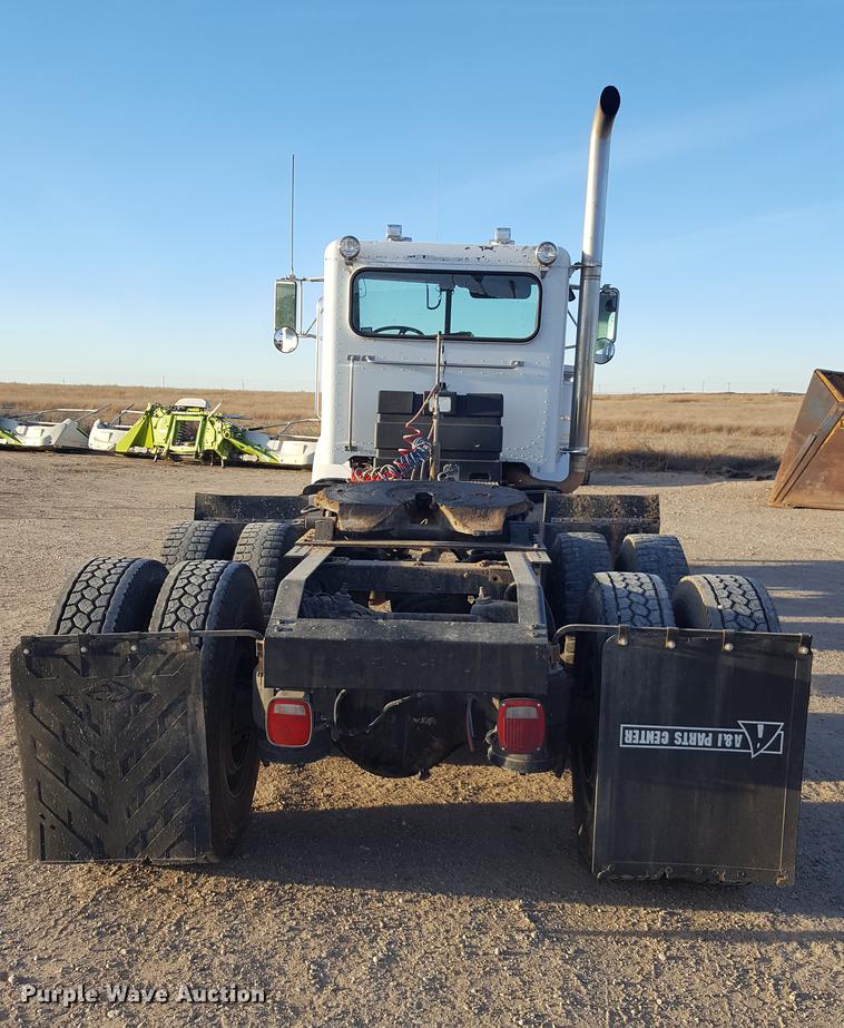 image for item BJ9805 2000 Peterbilt 378 semi truck
