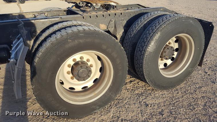 image for item BJ9805 2000 Peterbilt 378 semi truck