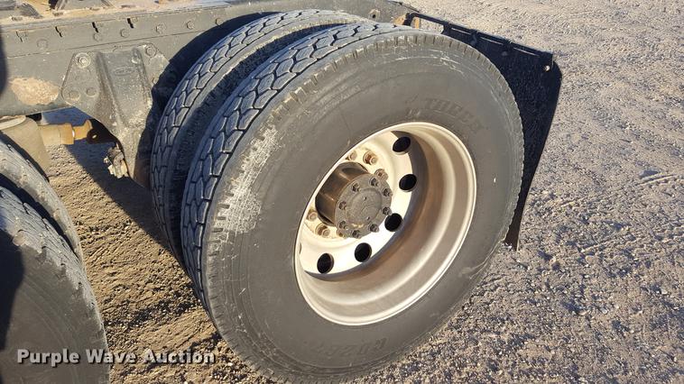 image for item BJ9805 2000 Peterbilt 378 semi truck