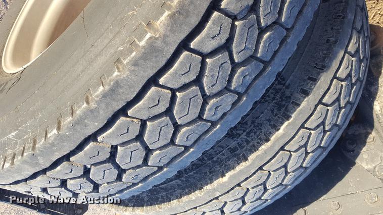 image for item BJ9805 2000 Peterbilt 378 semi truck