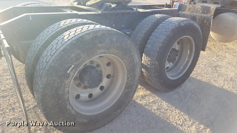 image for item BJ9805 2000 Peterbilt 378 semi truck