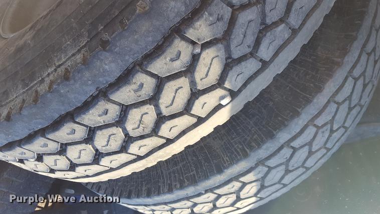 image for item BJ9805 2000 Peterbilt 378 semi truck