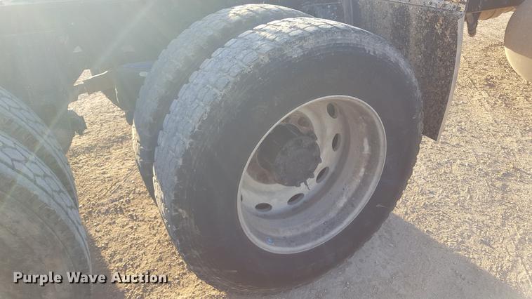 image for item BJ9805 2000 Peterbilt 378 semi truck