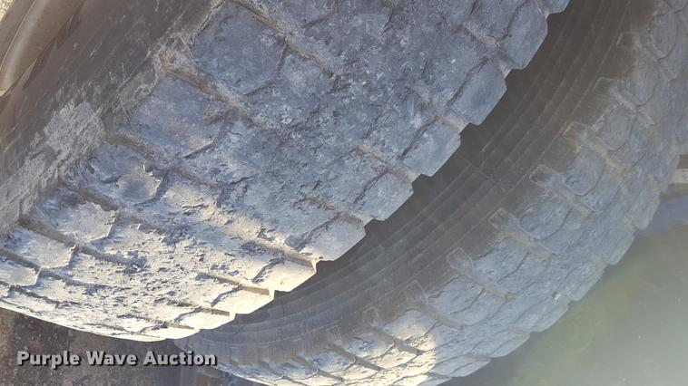 image for item BJ9805 2000 Peterbilt 378 semi truck