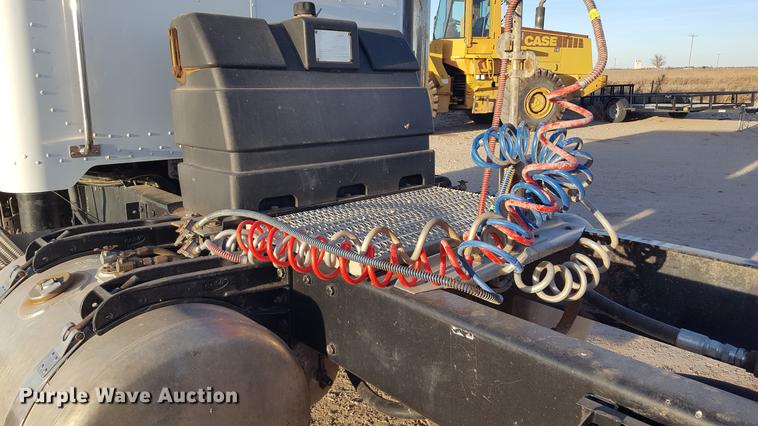 image for item BJ9805 2000 Peterbilt 378 semi truck