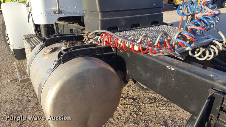 image for item BJ9805 2000 Peterbilt 378 semi truck