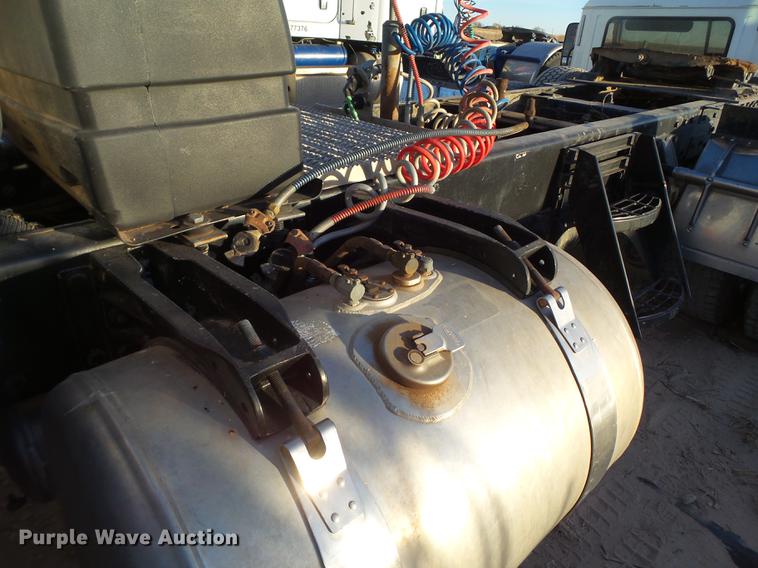 image for item BJ9805 2000 Peterbilt 378 semi truck