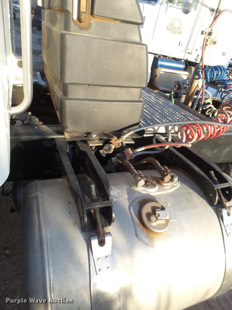 image for item BJ9805 2000 Peterbilt 378 semi truck