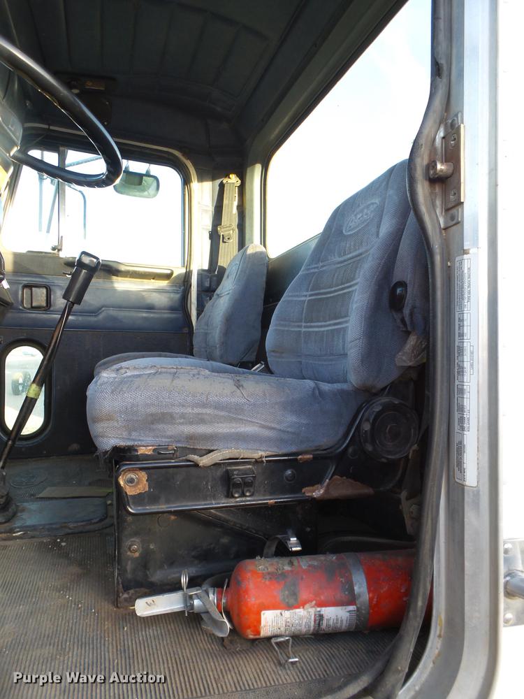 image for item BJ9805 2000 Peterbilt 378 semi truck