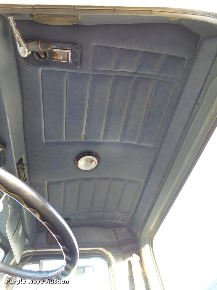 image for item BJ9805 2000 Peterbilt 378 semi truck