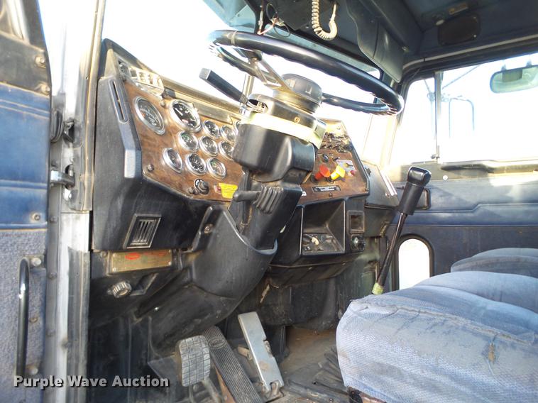 image for item BJ9805 2000 Peterbilt 378 semi truck